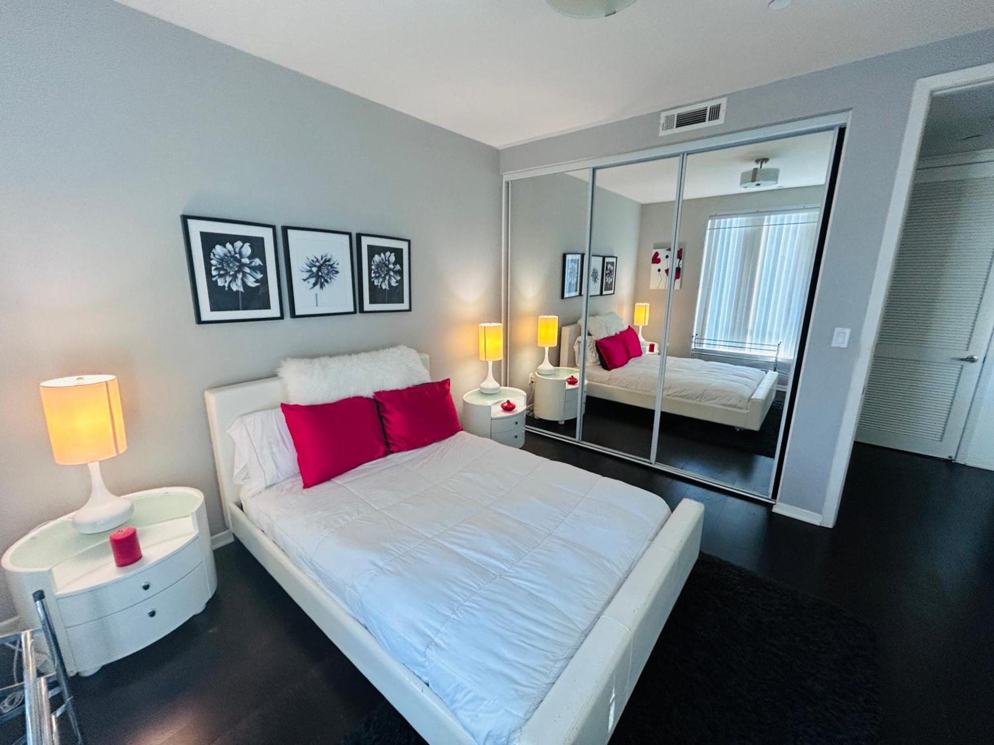 Cozy Private And Bathroom In Prime Location With Rooftop Views 30 Day Or * Los Angeles
