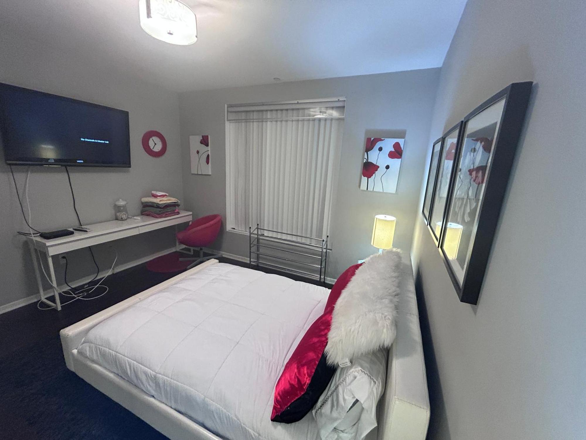 Cozy Private And Bathroom In Prime Location With Rooftop Views 30 Day Or Homestay *