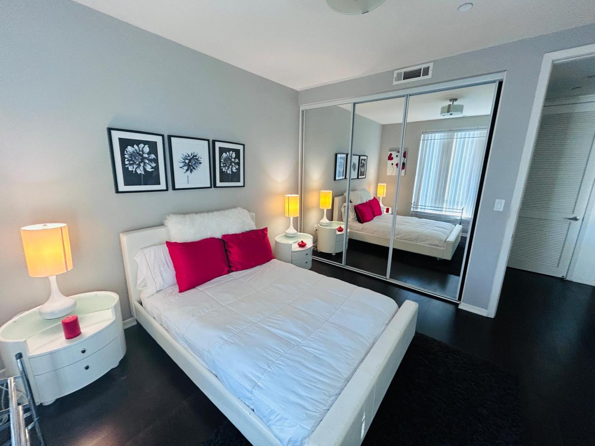 Cozy Private And Bathroom In Prime Location With Rooftop Views 30 Day Or *