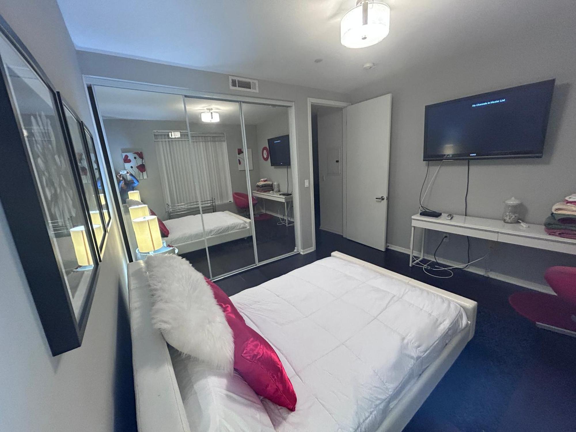 Cozy Private And Bathroom In Prime Location With Rooftop Views 30 Day Or Homestay